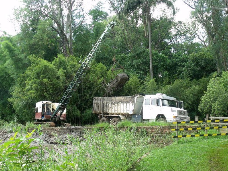 Dragline carregando caminhão