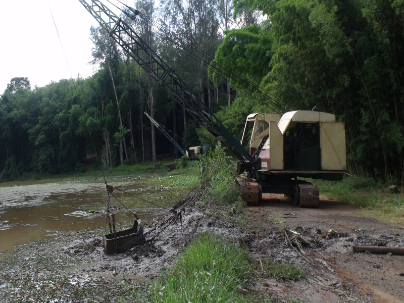 Escavadeira Dragline realizando dragagem de lagoa