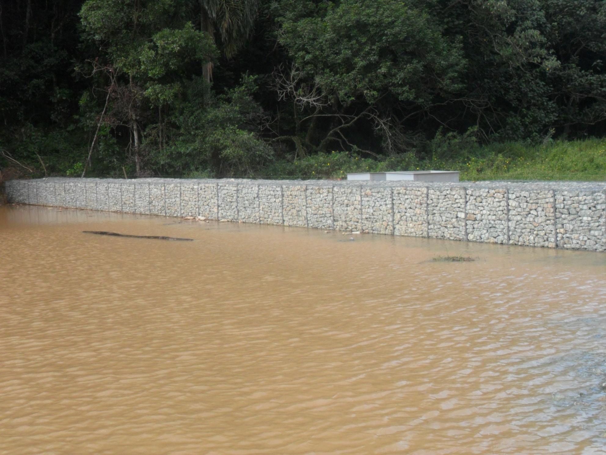 Barragem de contenção de vegetação aquática