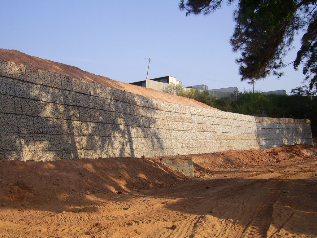 Muro de arrimo em gabião-caixa