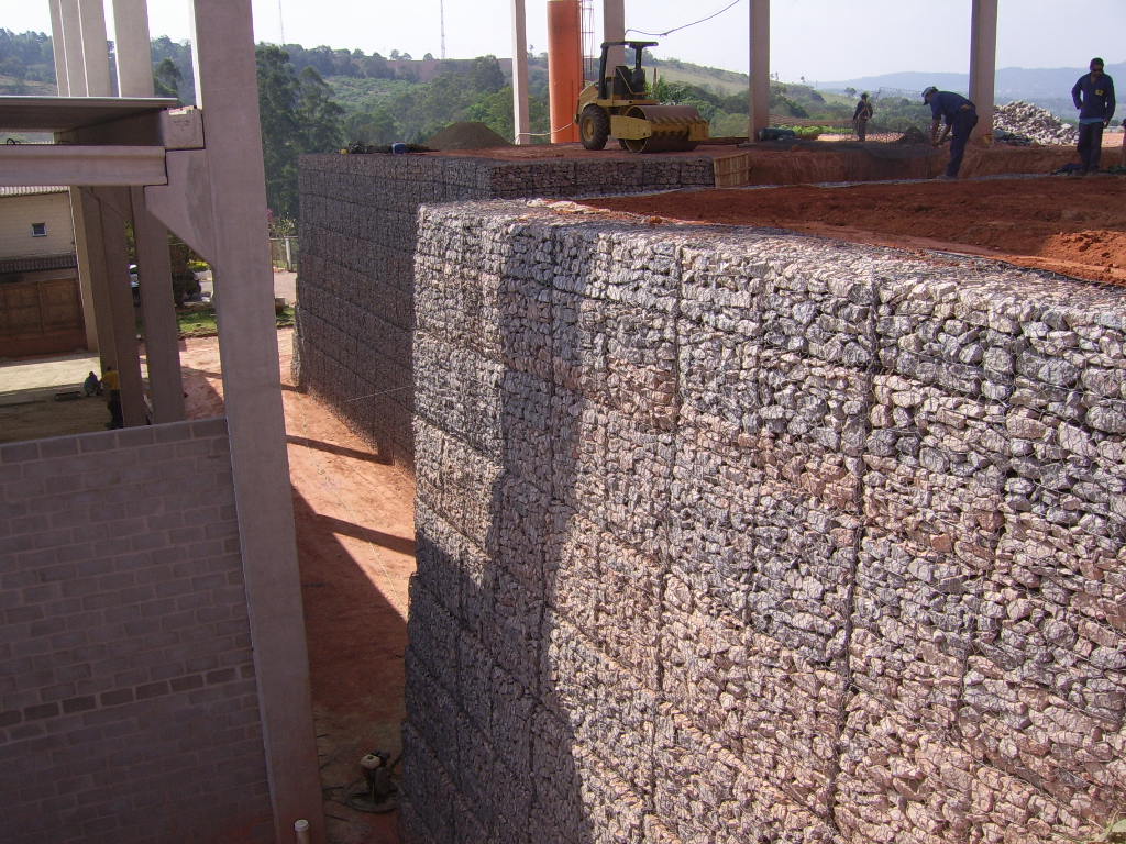 Muro de arrimo com gabião tipo caixa