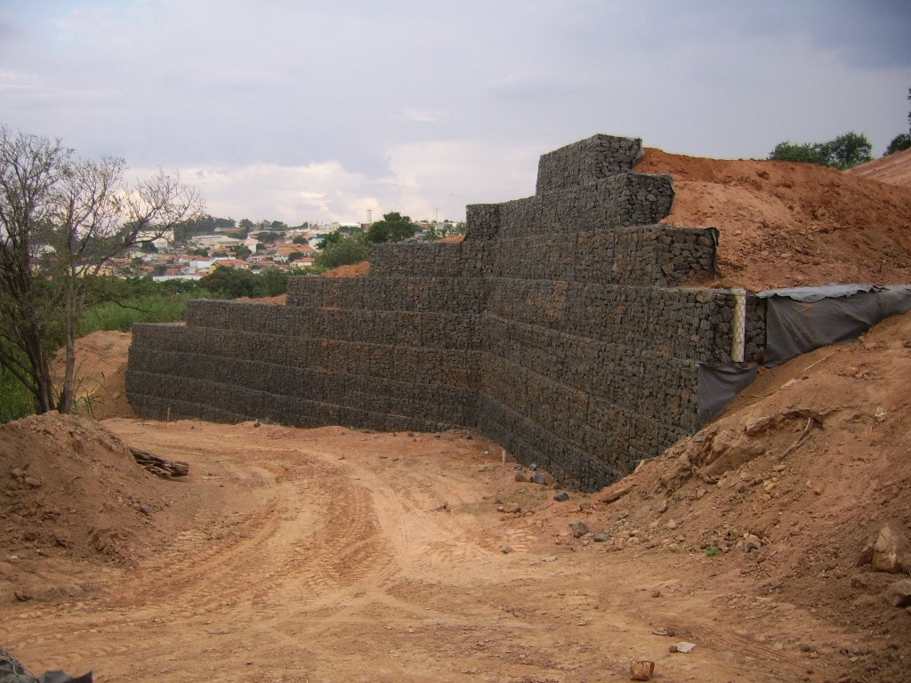 Muro de contenção com gabião caixa