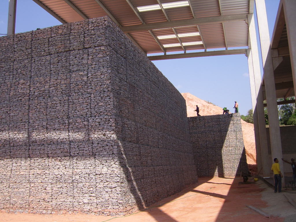 Muro de contenção em gabião tipo caixa