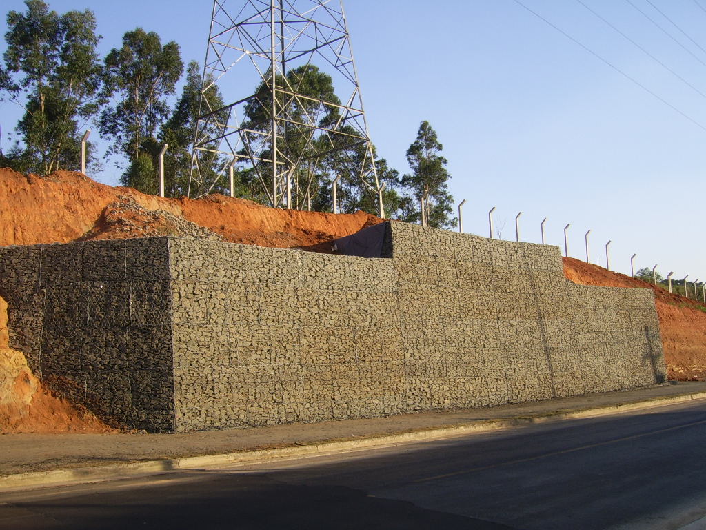 Proteção de torre de alta tensão com gabião-caixa