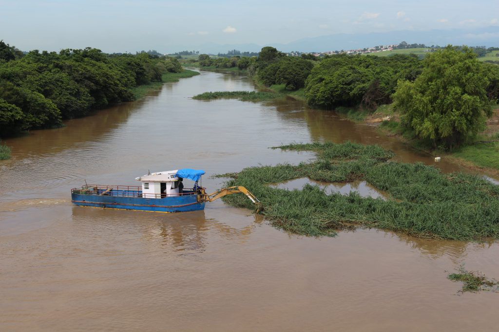 Embarcação para remoção de vegetação aquática